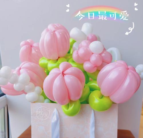粉色气球在花篮中的含义是什么？