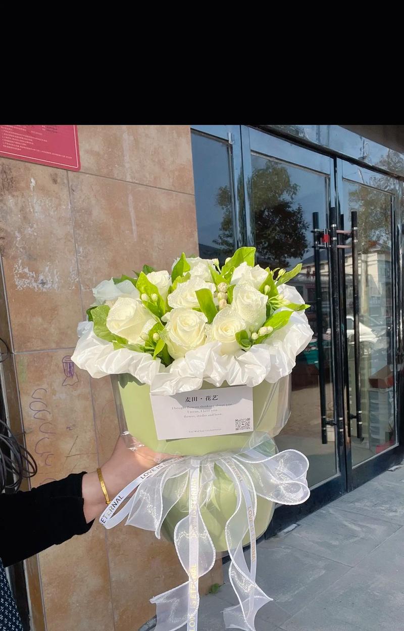 茉莉花与白玫瑰相似之处是什么？各自花语有何不同？
