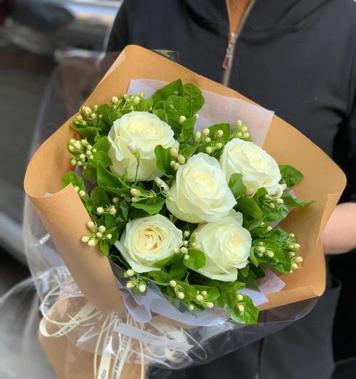 茉莉花与白玫瑰相似之处是什么？各自花语有何不同？