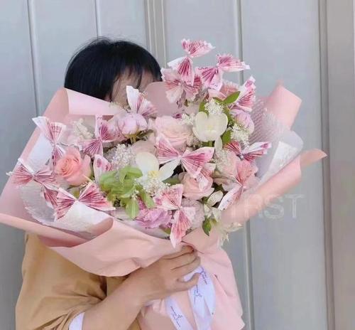 财神爷手持玫瑰花有何寓意？其象征意义是什么？