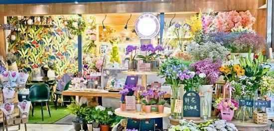 花卉家小店的名称是什么？在哪里可以找到？
