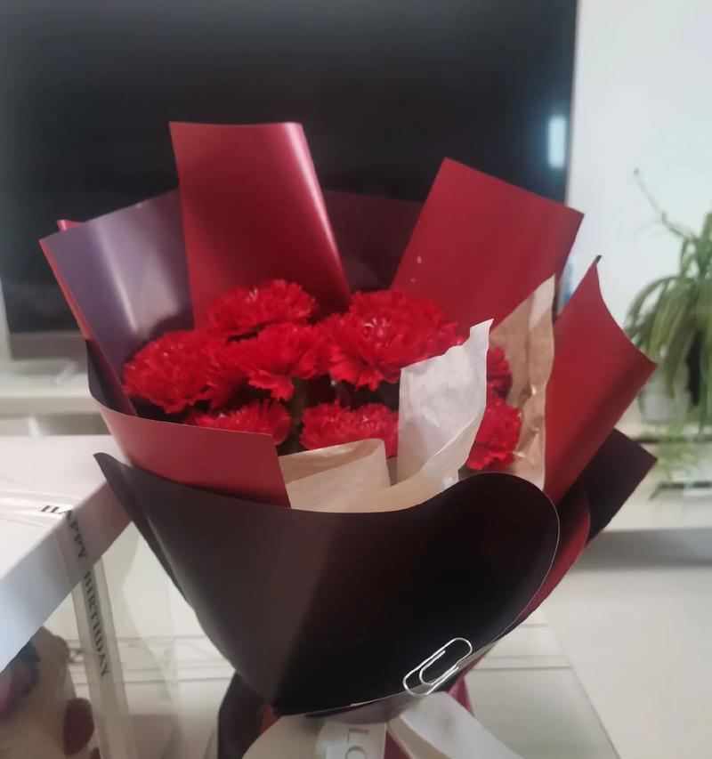 收到康乃馨玫瑰代表什么？对象送花的深层含义是什么？