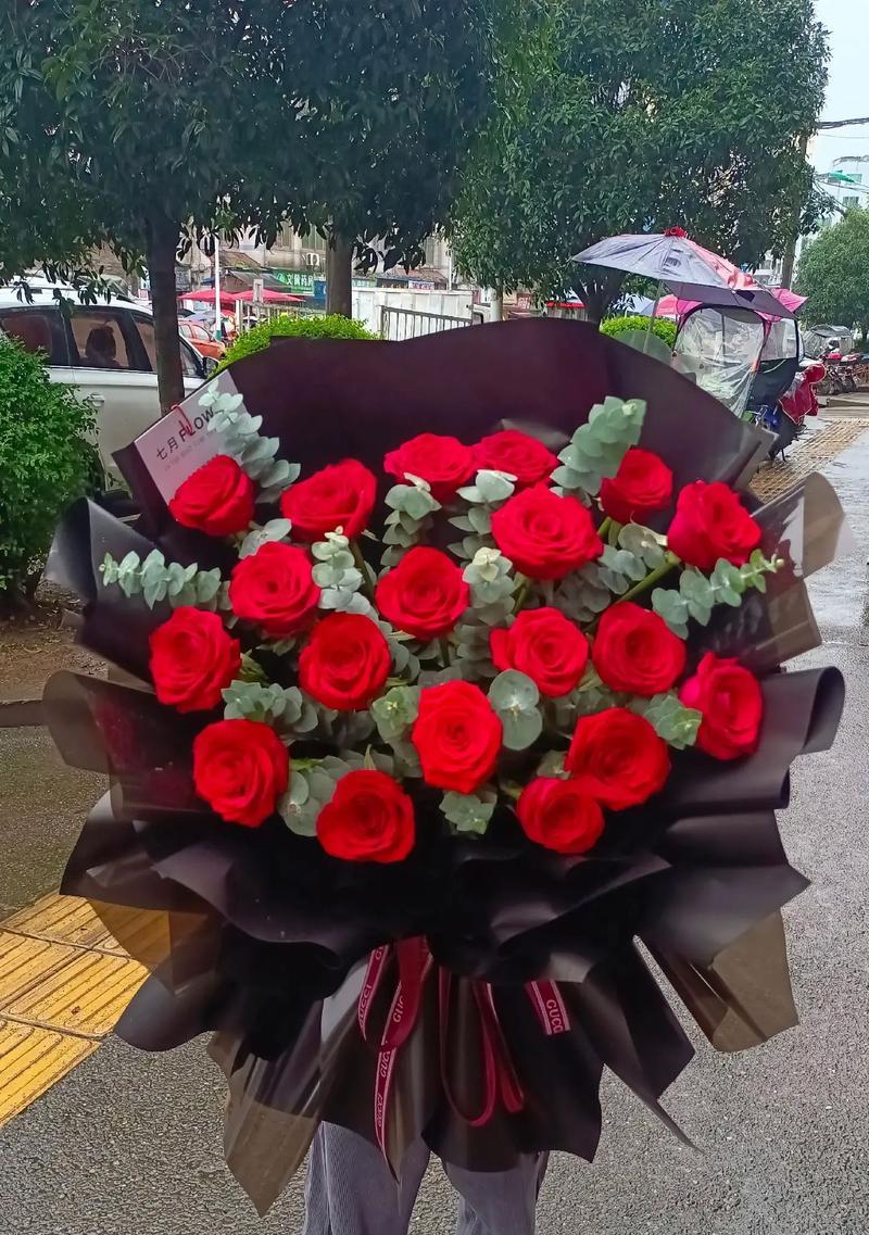 男友送超大束玫瑰花的含义是什么？超大束玫瑰花的花语是什么？