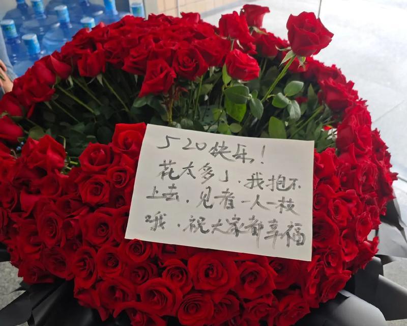 小陈送玫瑰花的含义是什么？它表达了什么情感？