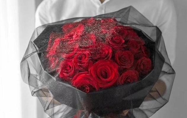 情侣拿大玫瑰花代表什么？大玫瑰花在情侣中的含义是什么？