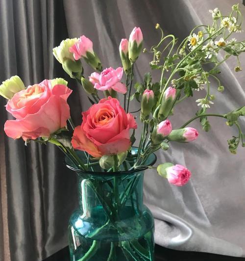 玫瑰花与杂草搭配插花的技巧是什么？