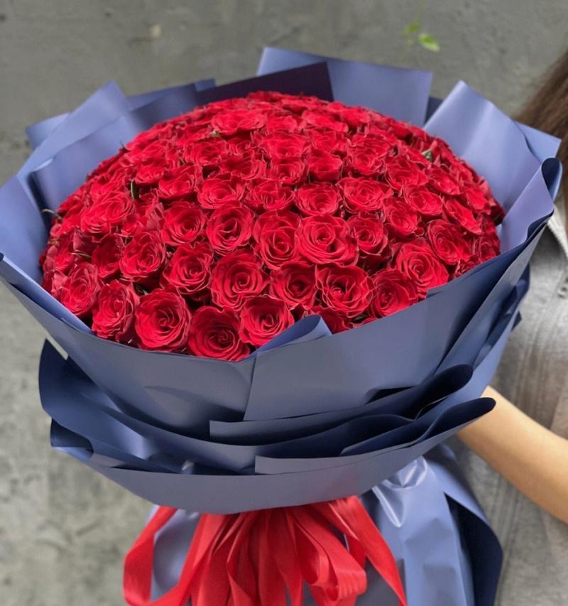 一朵玫瑰的花语是什么？玫瑰朵花代表什么情感？