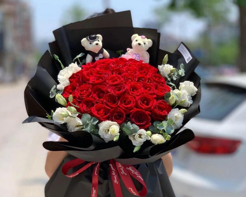 二朵红玫瑰花的花语是什么？