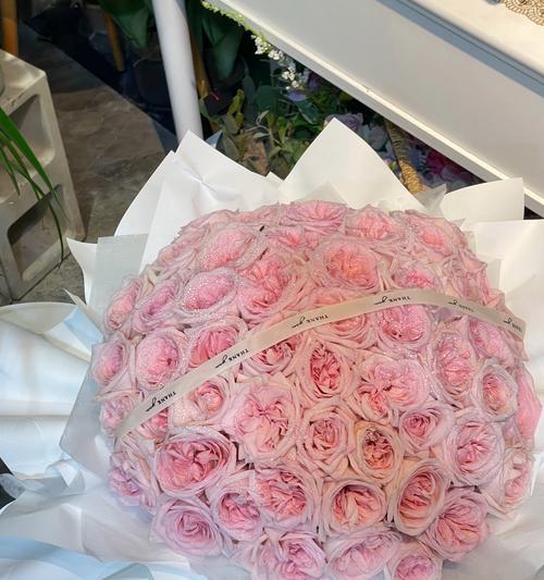 心形花束的花语通常表达什么情感？