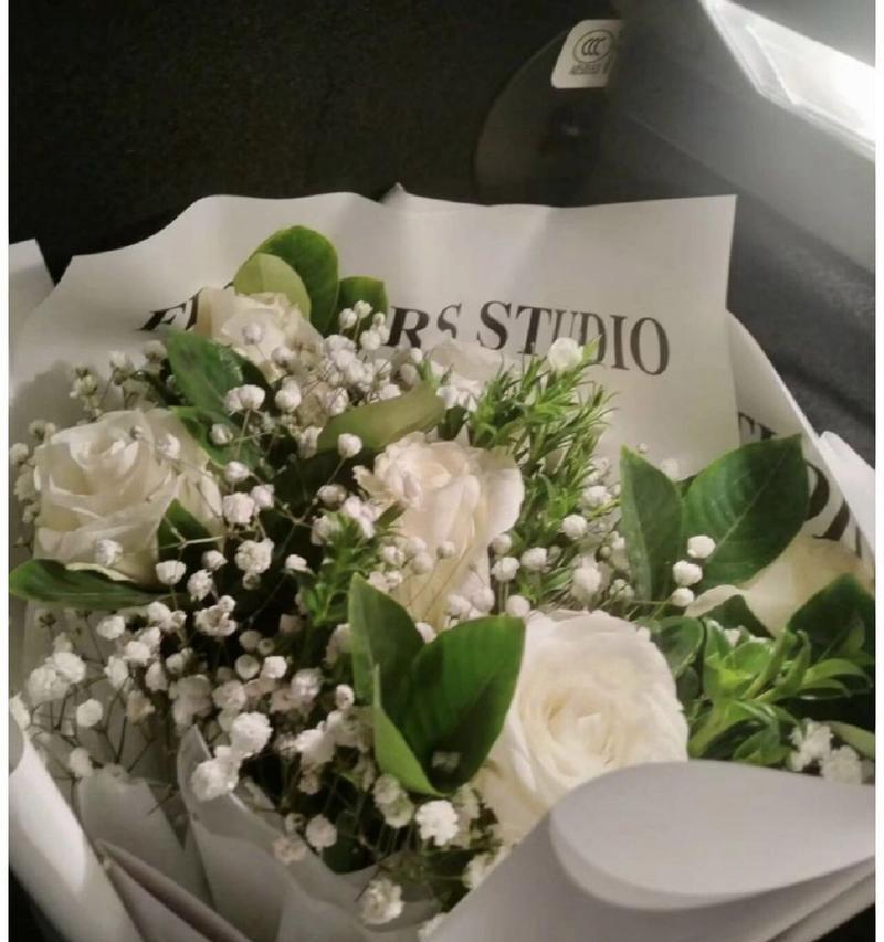 白色玫瑰花代表什么？盛放的白色玫瑰有何寓意？