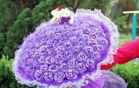 紫色白色玫瑰花插花瓶的正确方法是什么？