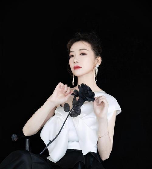 黑色玫瑰耳环象征着什么？