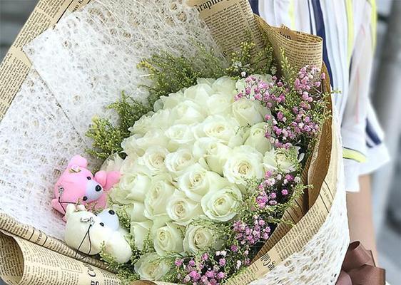 白色裙子的浪漫花语是什么？它传达了哪些情感？