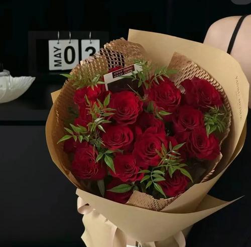 被吐槽的红玫瑰花语是什么？红玫瑰在不同情境下有哪些含义？