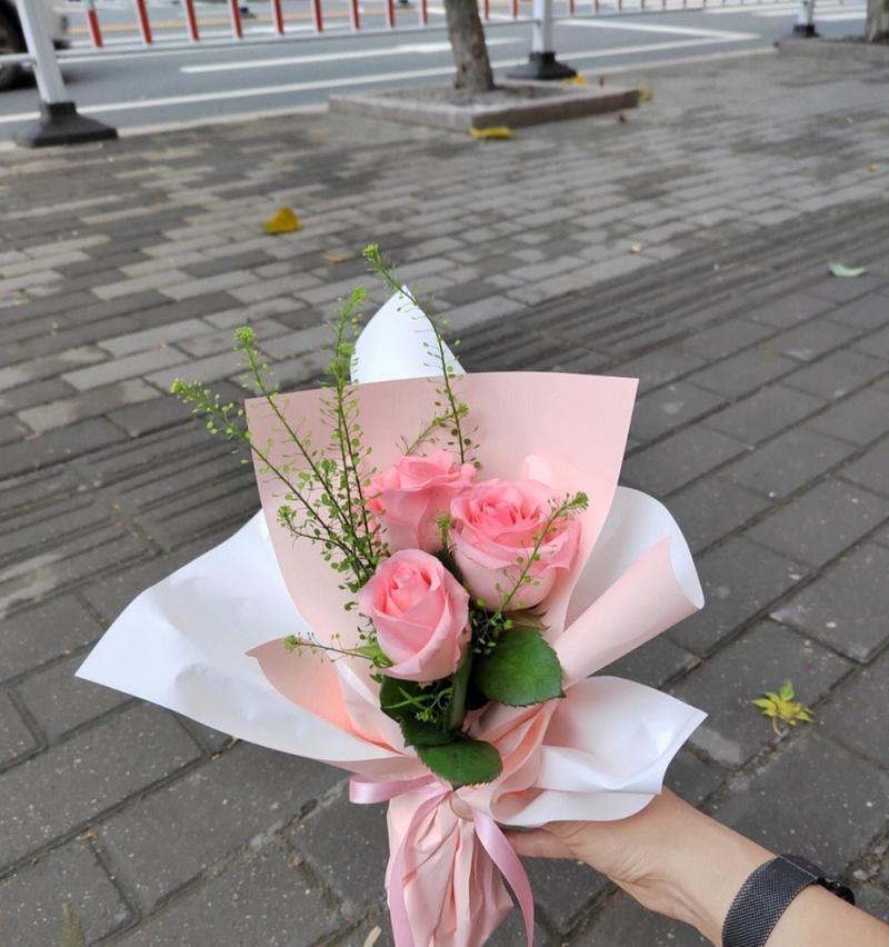 玫瑰牵藤的花语有何深意？如何表达爱意？