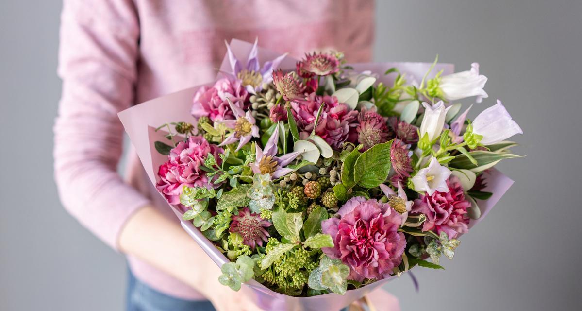 浅色系花卉的花语有哪些共同点？