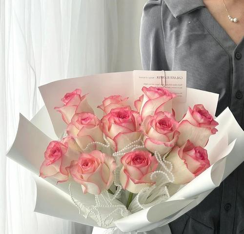 艾莎玫瑰与其他玫瑰搭配的花语是什么？如何选择搭配？