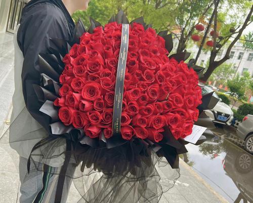 99支玫瑰花的含义是什么？白色和红色玫瑰组合代表什么？