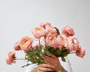 女人身上撒满玫瑰花的含义是什么？