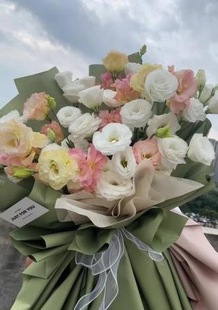 夜市卖花的花语通常代表什么？