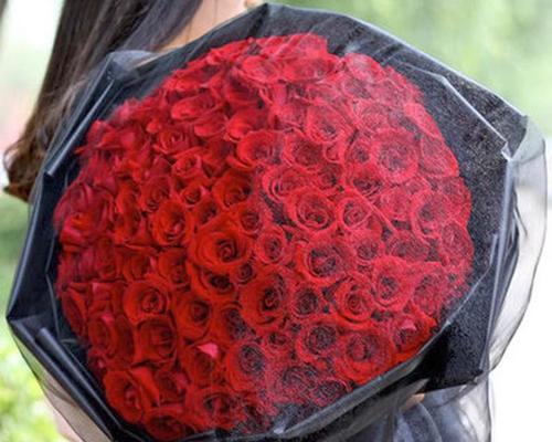 女孩子看玫瑰花意味着什么？玫瑰花对女性有何象征？