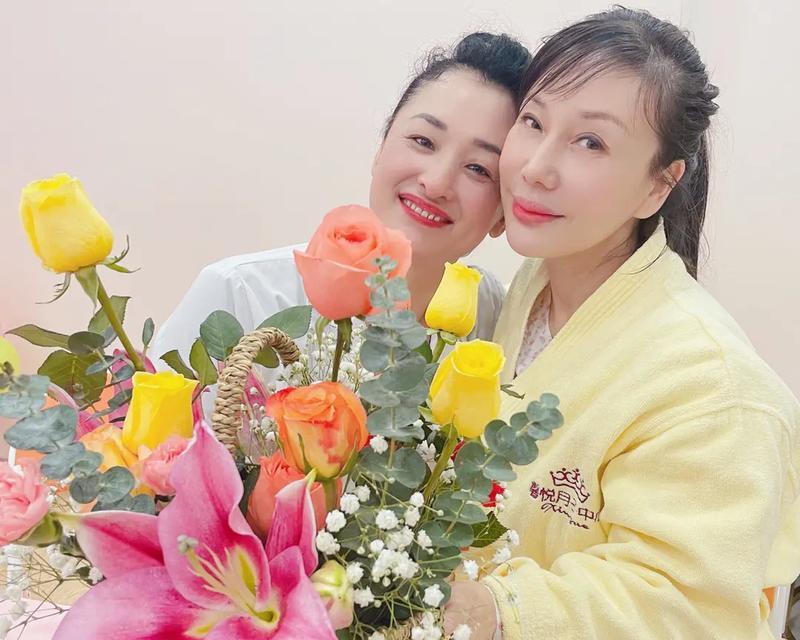 小丽修剪玫瑰花时应注意哪些问题？