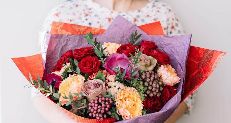 表演节目时选择花束的花语有何讲究？