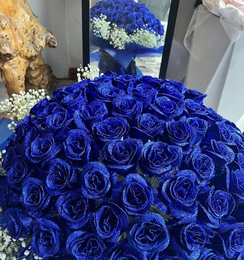 蓝色玫瑰花语有何寓意？观花时蓝色玫瑰代表什么？