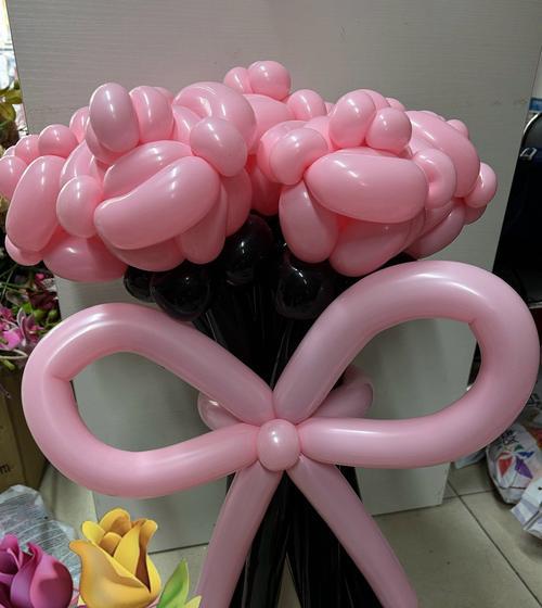 手戴玫瑰花气球的寓意是什么？它象征着什么？