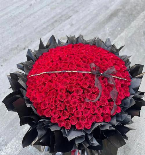 头上戴玫瑰花有什么特别的寓意？
