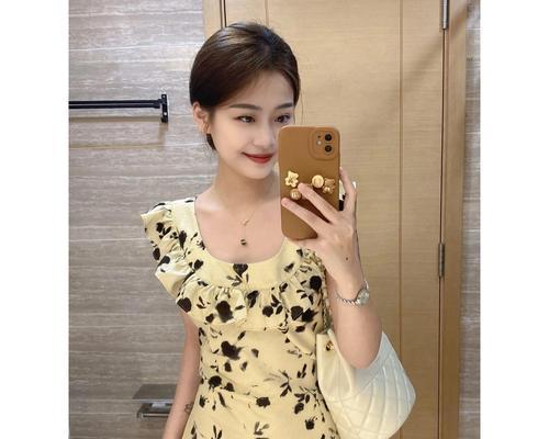 黑裙子上别着的玫瑰花代表了什么？它有什么特别含义？