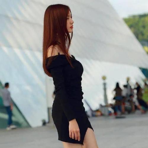 黑裙子上别着的玫瑰花代表了什么？它有什么特别含义？