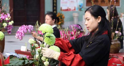 佛前供花时花语写什么比较合适？供花时应如何表达敬意？
