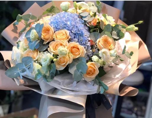 香槟金玫瑰六朵的花语是什么？香槟金玫瑰代表什么？