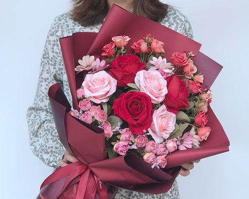 手捧花拿车钥匙代表什么？这背后的含义是什么？