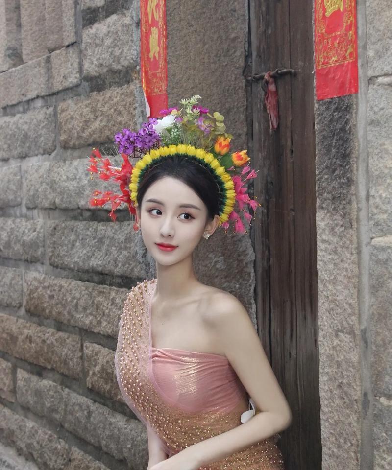 福宝头上戴花代表什么含义？这种习俗背后有何深意？