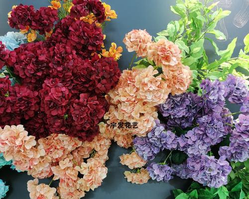 绿白黄三色花的含义是什么？它们在花艺设计中的意义是什么？