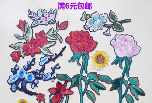 徽章上的花卉图案代表什么？