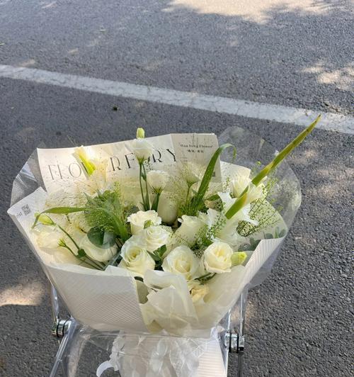 三支白色玫瑰代表什么？白色玫瑰花束的含义是什么？