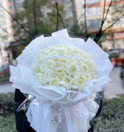 三朵白色玫瑰花的含义是什么？白色玫瑰传递什么信息？