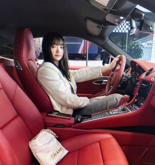 手捧花和车钥匙一起是什么寓意？