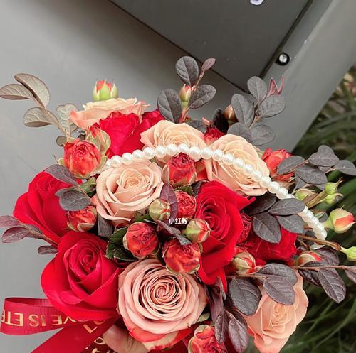 红玫瑰手捧花的象征意义有哪些？红玫瑰手捧花的花语是什么？