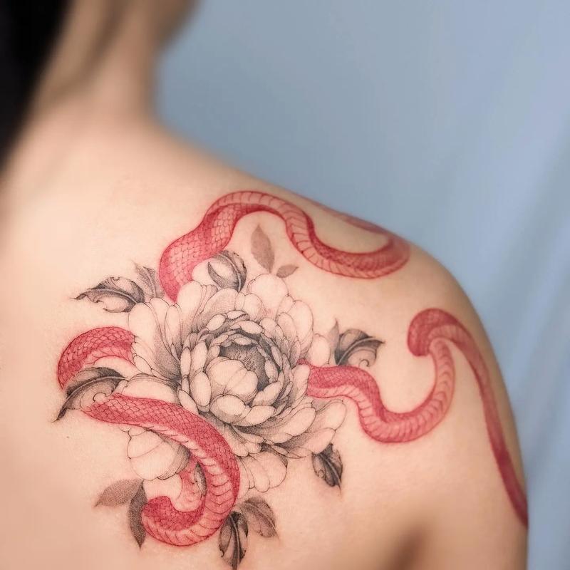 蛇与花颜色搭配有何寓意？蛇与花的组合象征什么？