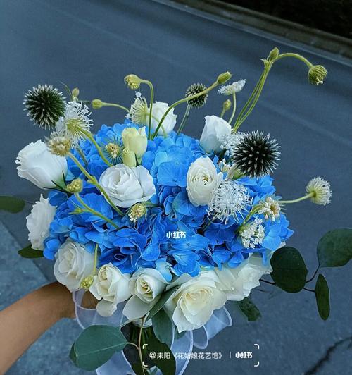 蓝色花束手捧花代表什么？蓝色花束的花语有哪些？