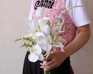 韩式红白色捧花代表什么意义？