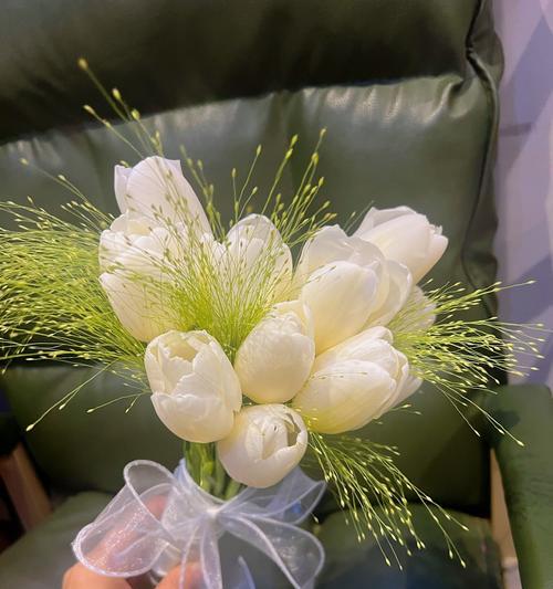手捧花代表幸福吗？它在婚礼中象征着什么？