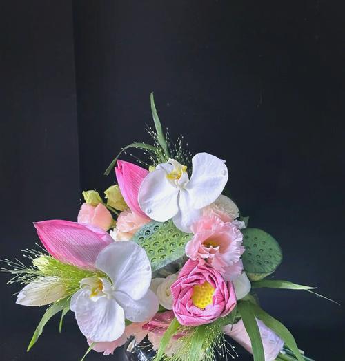 象征爱的手捧花有哪些？手捧花象征爱的含义是什么？