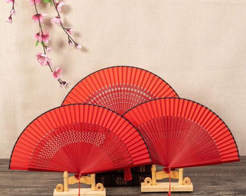 红色花搭配扇子象征着什么？