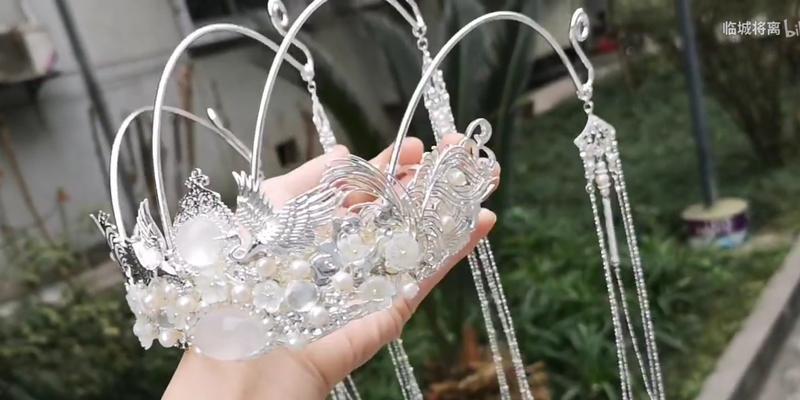 银色莲花发冠代表什么花的寓意？