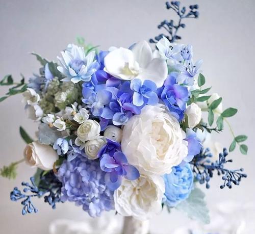 白色与蓝色手捧花的寓意分别是什么？